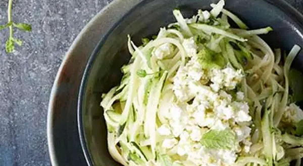 Salade de courgettes râpées, feta émiettée et menthe fraîche. Une recette légère et savoureuse.