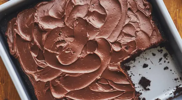 Gâteau au chocolat onctueux dans un plat, prêt à être dégusté. Parfait pour une recette gâteau au chocolat facile et gourmande.