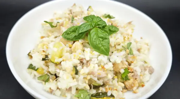 Un plat de riz aux courgettes et thon, garni de basilic frais. Une recette simple et savoureuse.