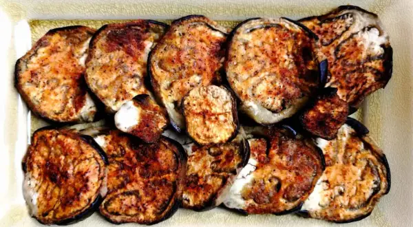 Tranches d'aubergines grillées, dorées et assaisonnées, prêtes à être dégustées. Une recette aubergine simple et savoureuse.