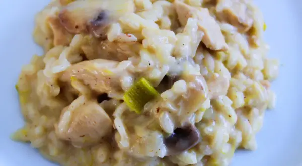 Un crémeux risotto poulet aux champignons et poireaux, un plat réconfortant et savoureux.