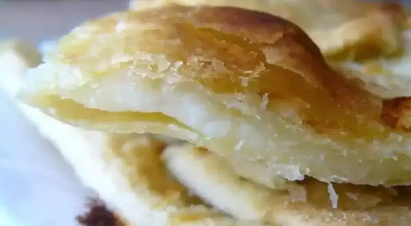 Focaccia di Recco dorée et croustillante, garnie d'une fondue de fromage crémeux. Un délice à savourer !