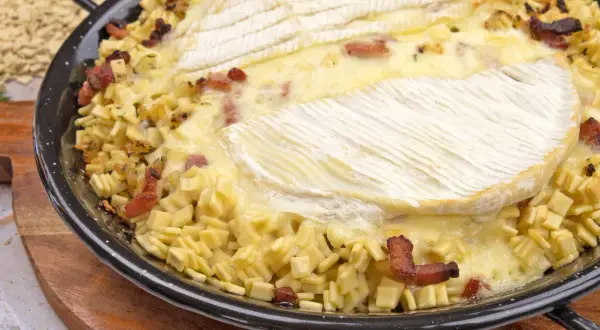 Un gratin de crozet savoureux, avec des lardons et un fromage fondant, prêt à être dégusté.