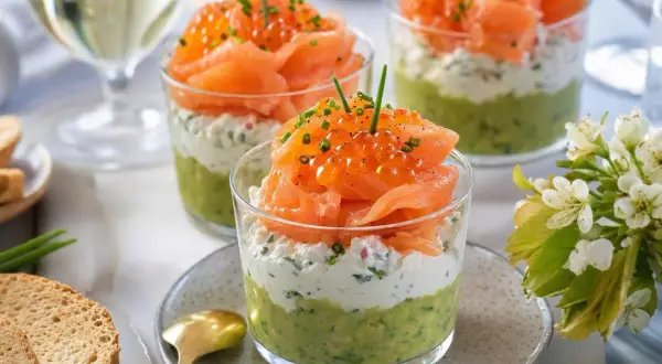 Verrine avocat saumon : couches d'avocat écrasé, fromage frais aux herbes, saumon fumé, œufs de saumon et ciboulette. Un délice !
