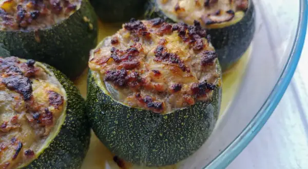 Courgettes rondes farcies, dorées et appétissantes, sortant du four. Un délice à partager.