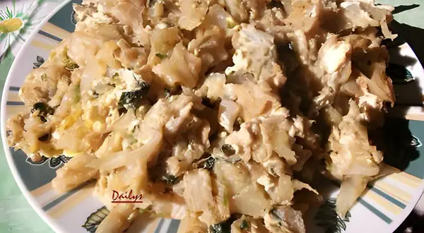 Délicieuse recette de chou blanc sauté avec des œufs et des herbes. Un plat simple et savoureux.
