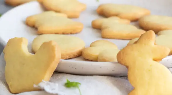 Délicieux sablés faits maison avec de la pâte sablée toute prête, en forme de lapins et d'autres animaux. Parfaits pour le goûter !
