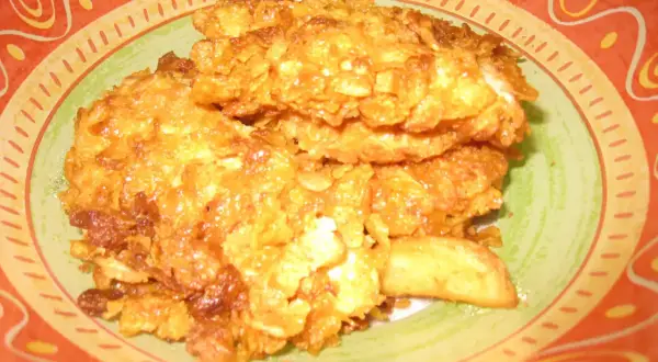 Un délicieux haricot frit, croustillant et doré, servi dans une assiette colorée.