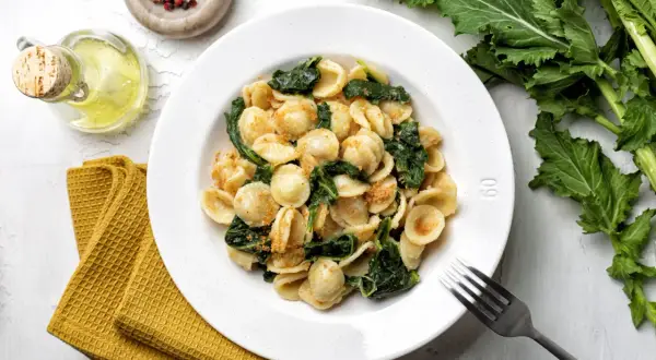 Orecchiette avec des épinards, un plat rustico leccese, servi avec de l'huile d'olive et des épices.