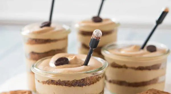 Délicieuse mousse café soluble en verrines, alternant couches de biscuit et de crème onctueuse, garnie d'un grain de café.