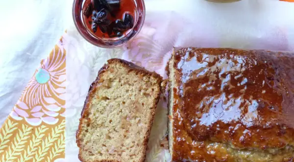 Un délicieux cake à la compote de coing, glacé et parfumé, prêt à être dégusté.
