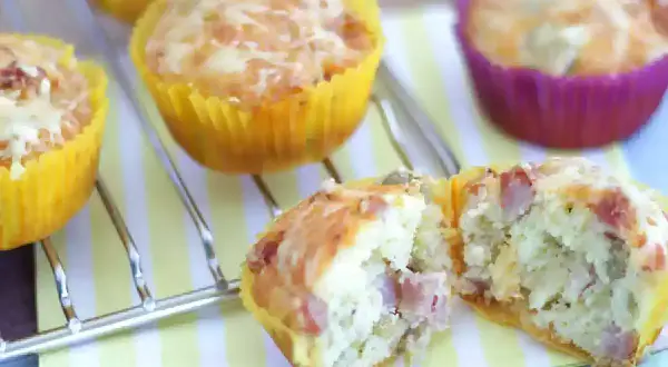 Délicieux muffin salé aux lardons et fromage, un régal pour le petit-déjeuner ou l'apéritif.
