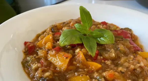 Ratatouille coloré et savoureux, préparé avec le Cookeo, garni d'une feuille de basilic frais.
