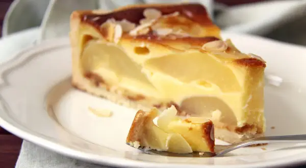 Tranche de moelleux aux poires, garnie d'amandes effilées. Une recette rapide pour un dessert gourmand.