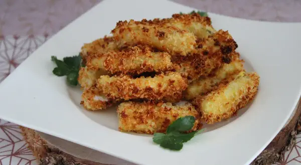 Bâtonnets de courgette parmesan chapelure au four, une recette Marmiton croustillante et dorée, garnie de persil frais.