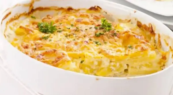 Gratin de potimarron et pommes de terre, doré et gratiné, prêt à être dégusté. Une recette réconfortante.
