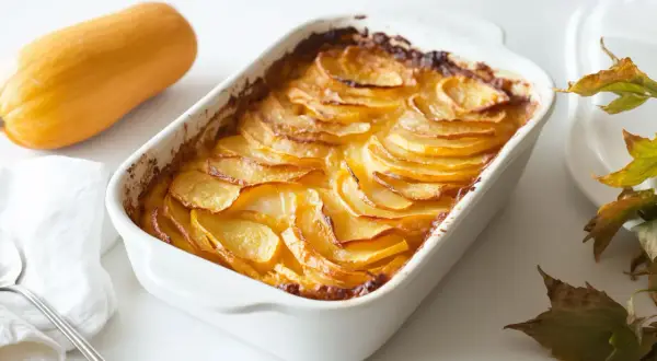 Gratin de courge butternut et pommes de terre, prêt à être dégusté. Une recette réconfortante et savoureuse.