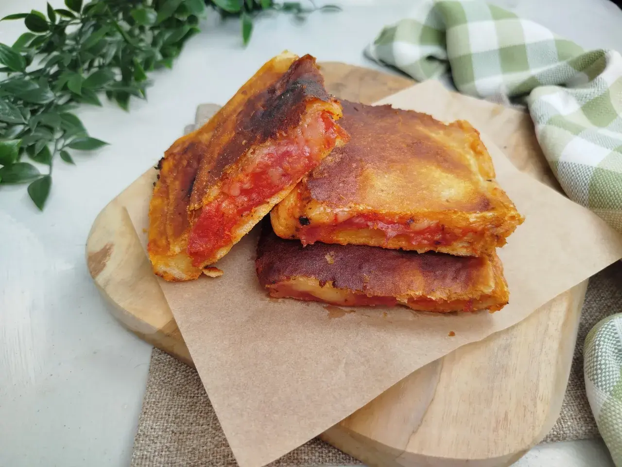 Une parigina napoletana dorée et croustillante, garnie de sauce tomate et de fromage fondant, prête à être dégustée.