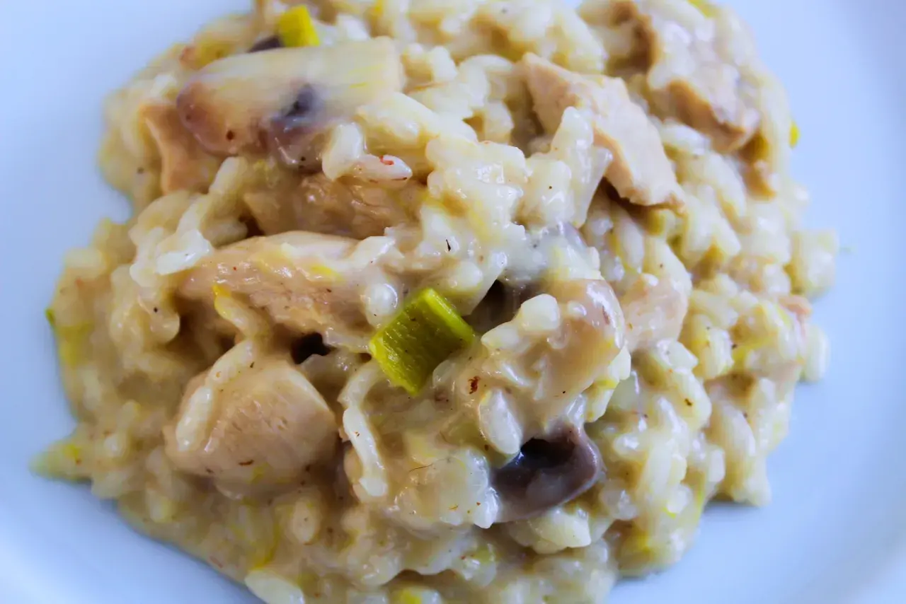 Un crémeux risotto poulet aux champignons et poireaux, un plat réconfortant et savoureux.