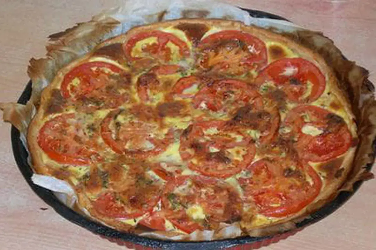 Tarte tomate thon moutarde dorée, garnie de rondelles de tomates fraîches et d'herbes. Un délice croustillant.