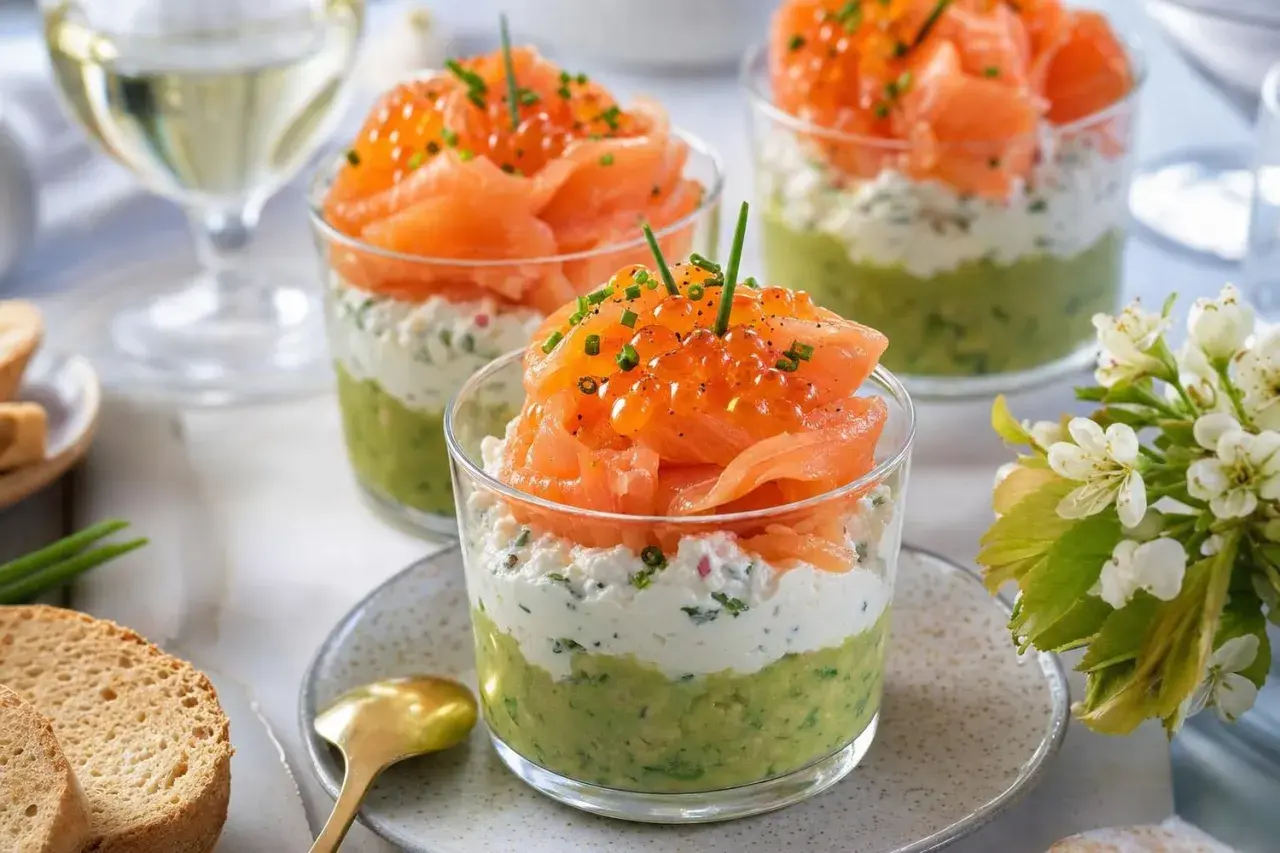 Verrine avocat saumon : couches d'avocat écrasé, fromage frais aux herbes, saumon fumé, œufs de saumon et ciboulette. Un délice !