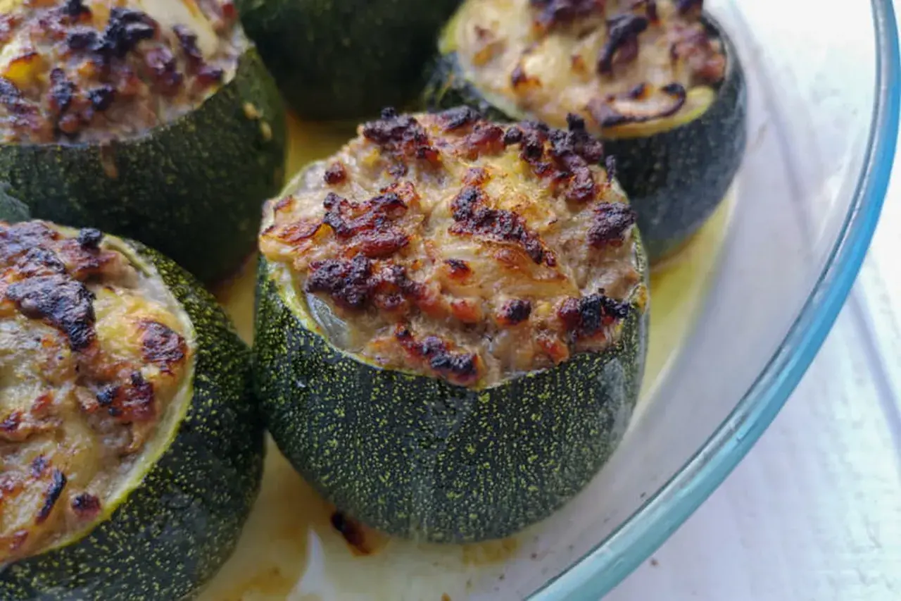 Courgettes rondes farcies, dorées et appétissantes, sortant du four. Un délice à partager.