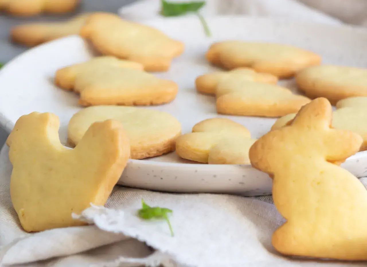 Délicieux sablés faits maison avec de la pâte sablée toute prête, en forme de lapins et d'autres animaux. Parfaits pour le goûter !