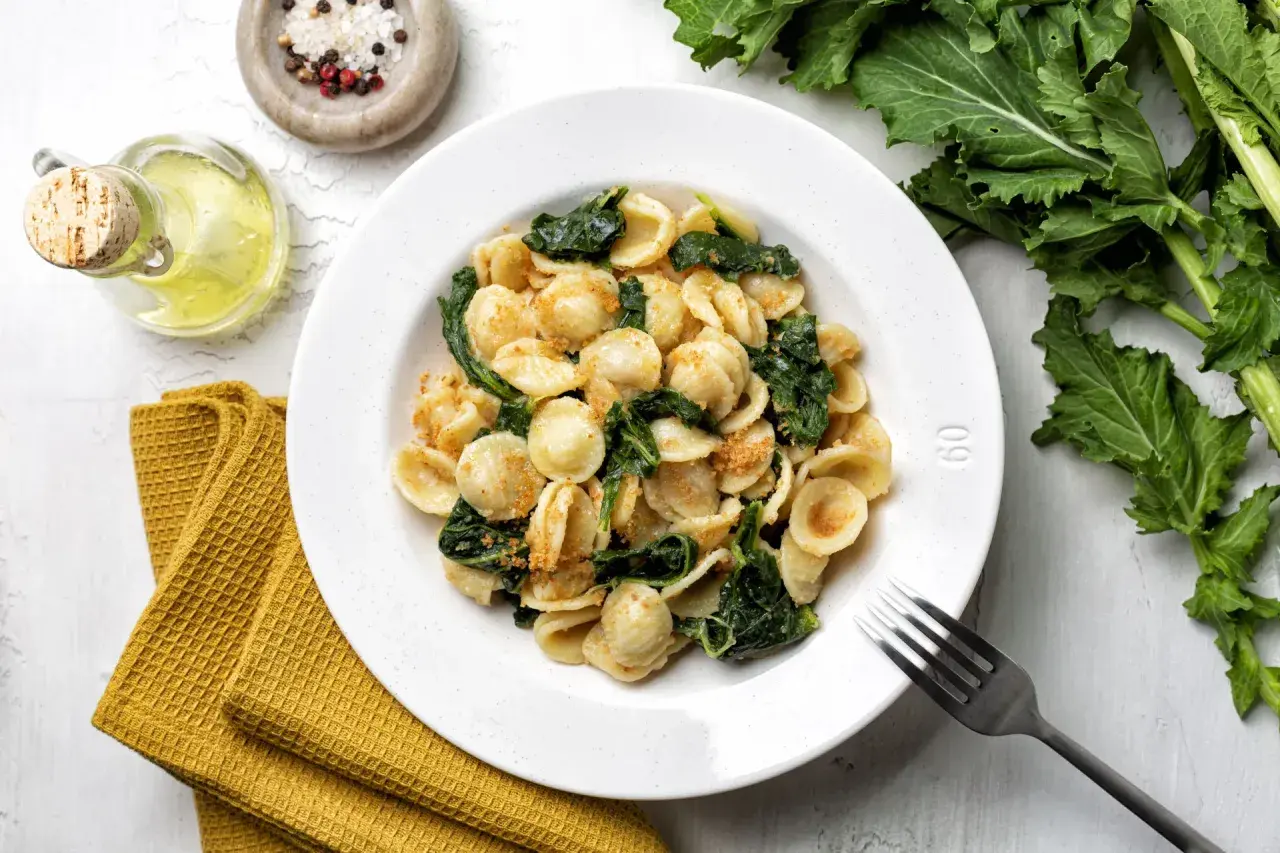 Orecchiette avec des épinards, un plat rustico leccese, servi avec de l'huile d'olive et des épices.