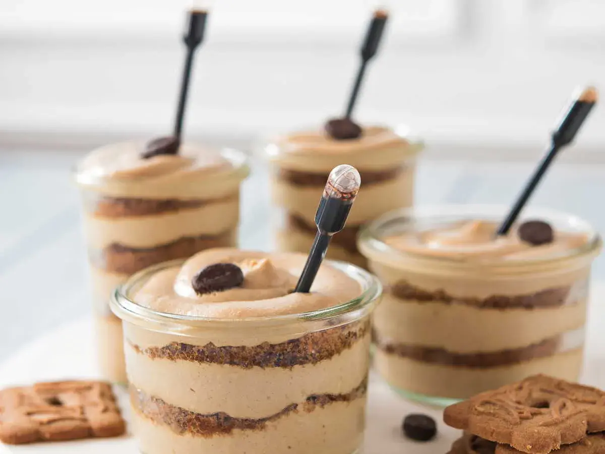 Délicieuse mousse café soluble en verrines, alternant couches de biscuit et de crème onctueuse, garnie d'un grain de café.