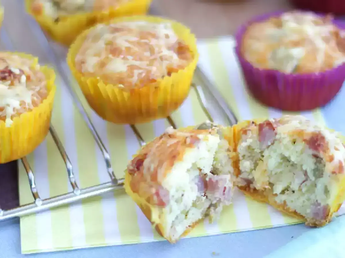 Délicieux muffin salé aux lardons et fromage, un régal pour le petit-déjeuner ou l'apéritif.