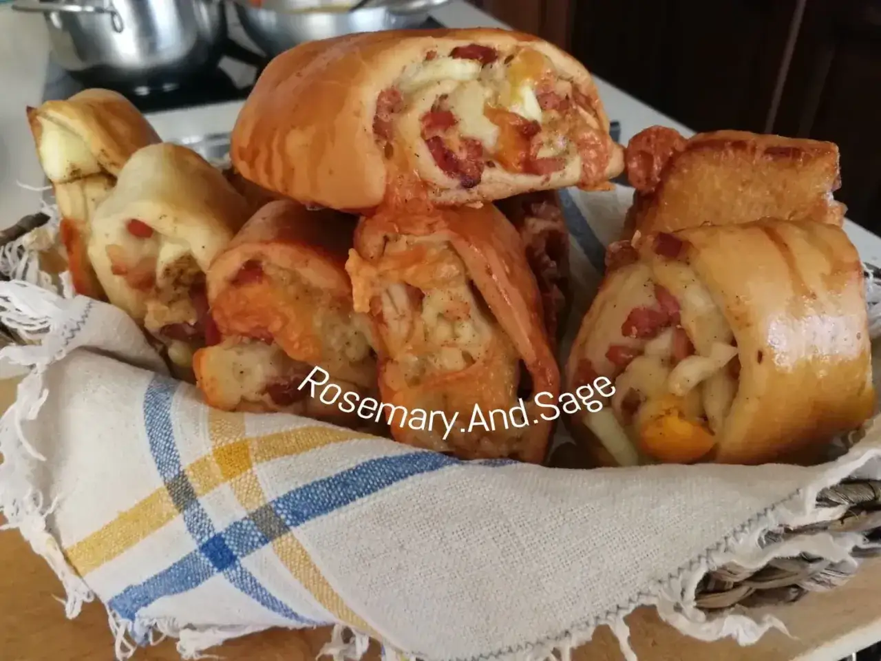 Un panier rempli de sandwichs napolitains dorés, garnis de fromage fondant et de charcuterie. Un délice à partager !