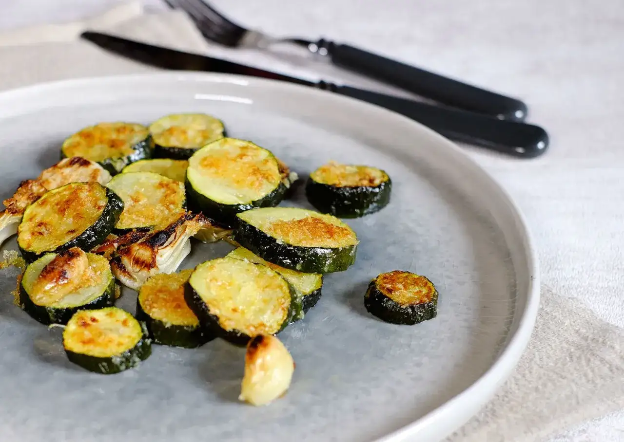 Courgettes parmesan chapelure au four, une recette facile et rapide de Marmiton pour un accompagnement savoureux.