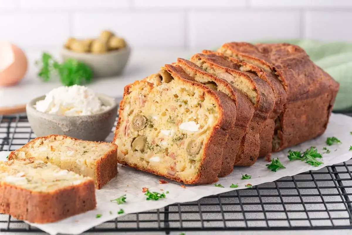 Tranches d'un cake au thon savoureux, garni d'olives et de feta, pr&ecirc;t &agrave; &ecirc;tre d&eacute;gust&eacute;. Une recette facile pour un ap&eacute;ritif gourmand.