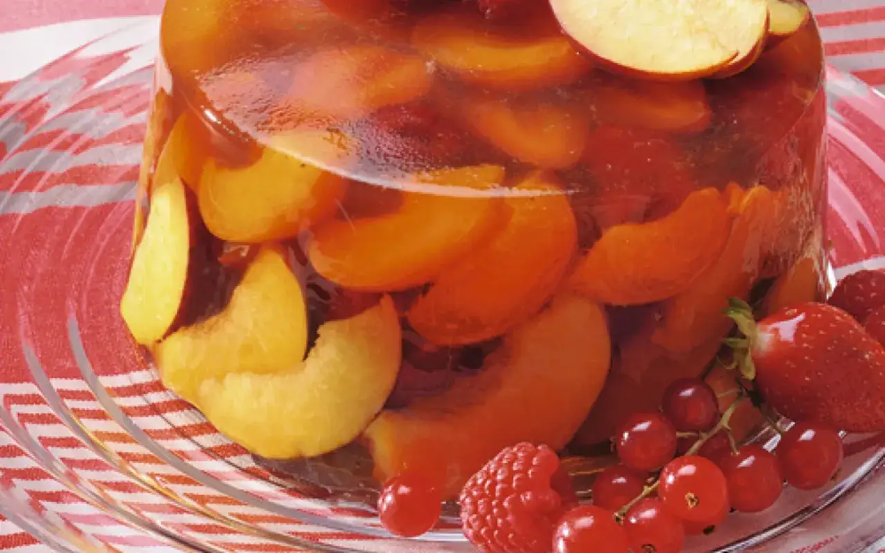 Délicieuse gelée aux fruits, un aperçu de comment faire de la gelée maison avec des pêches, fraises et groseilles.