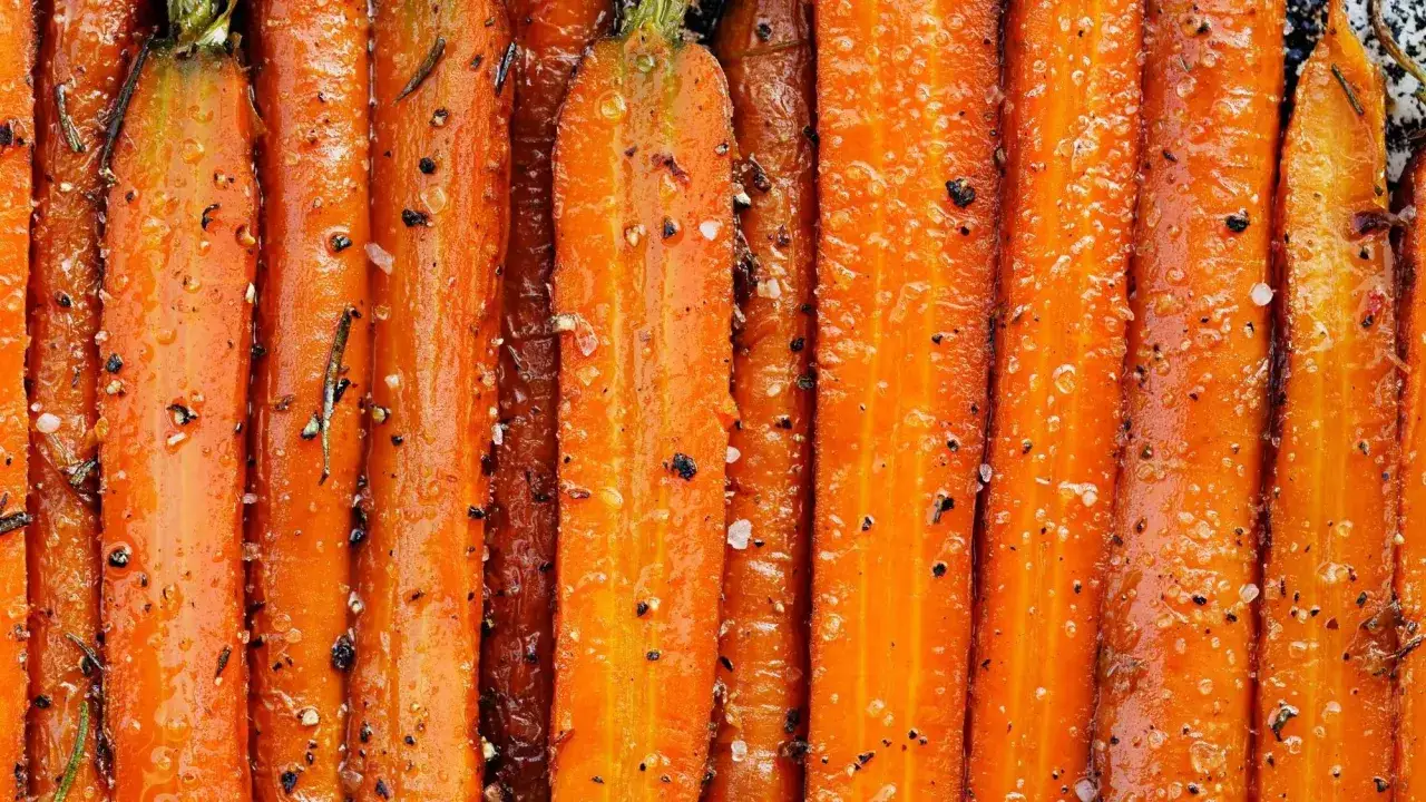 Carottes entières, caramélisées à la poêle, saupoudrées de sel et de poivre. Un délice simple et savoureux.