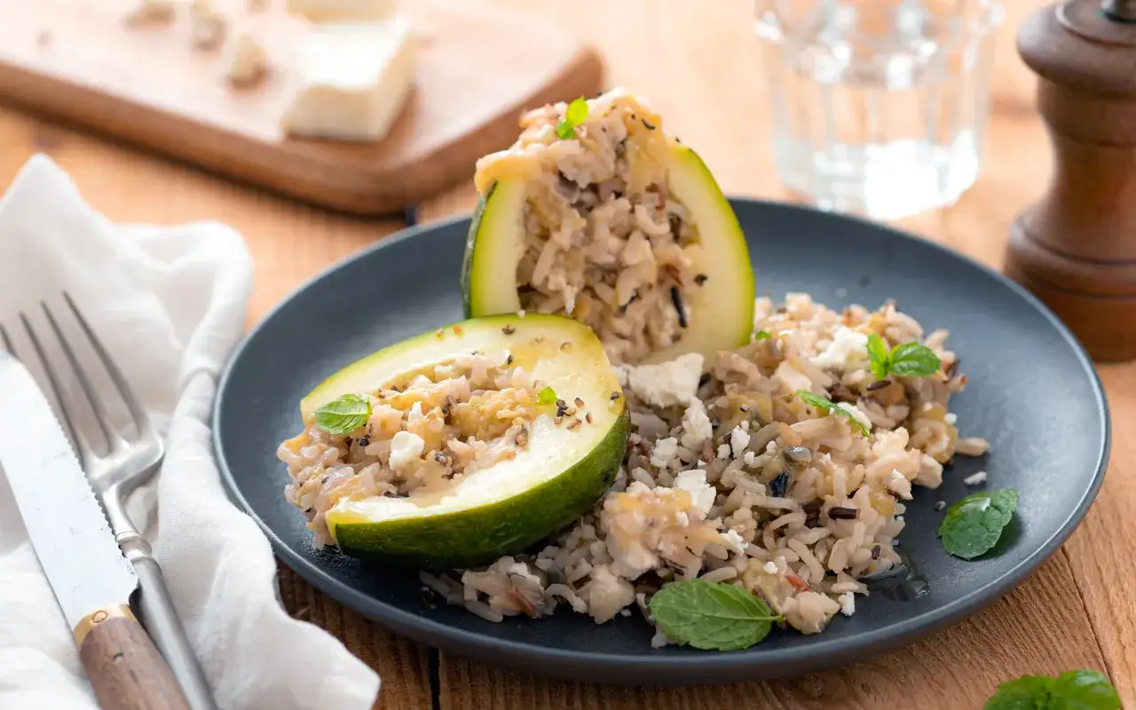 Délicieuse recette courgette farcie végétarienne avec riz et fromage émietté, garnie de menthe fraîche. Un plat savoureux et coloré.