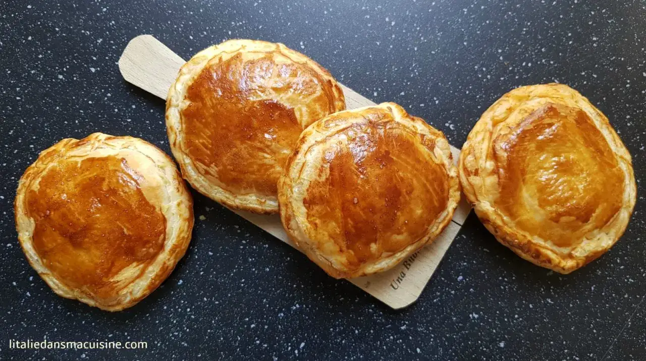 Quatre rustici leccesi dorés et appétissants, prêts à être dégustés.