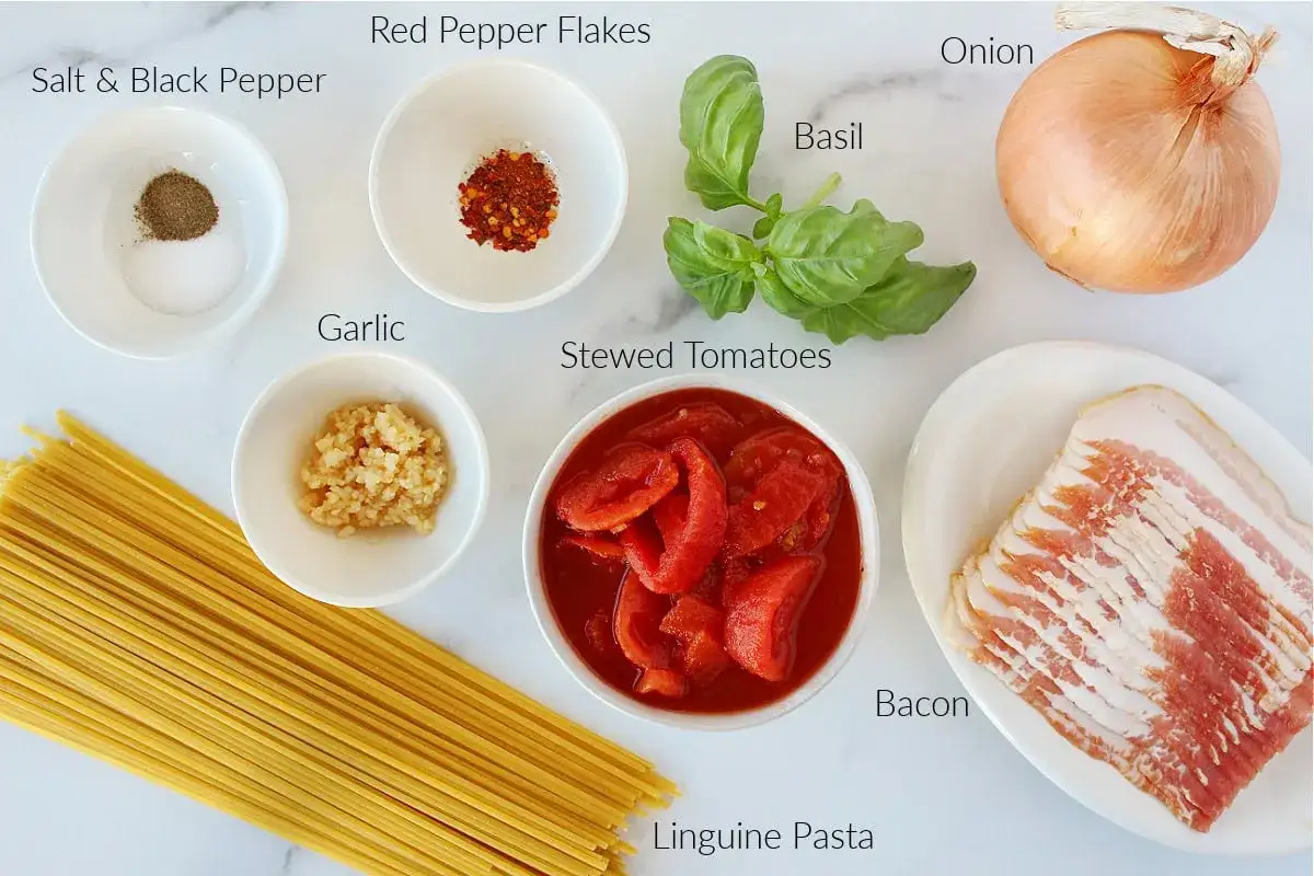 Ingrédients pour pâtes à l'amatriciana : linguine, tomates, oignon, ail, bacon, basilic, flocons de piment, sel et poivre.