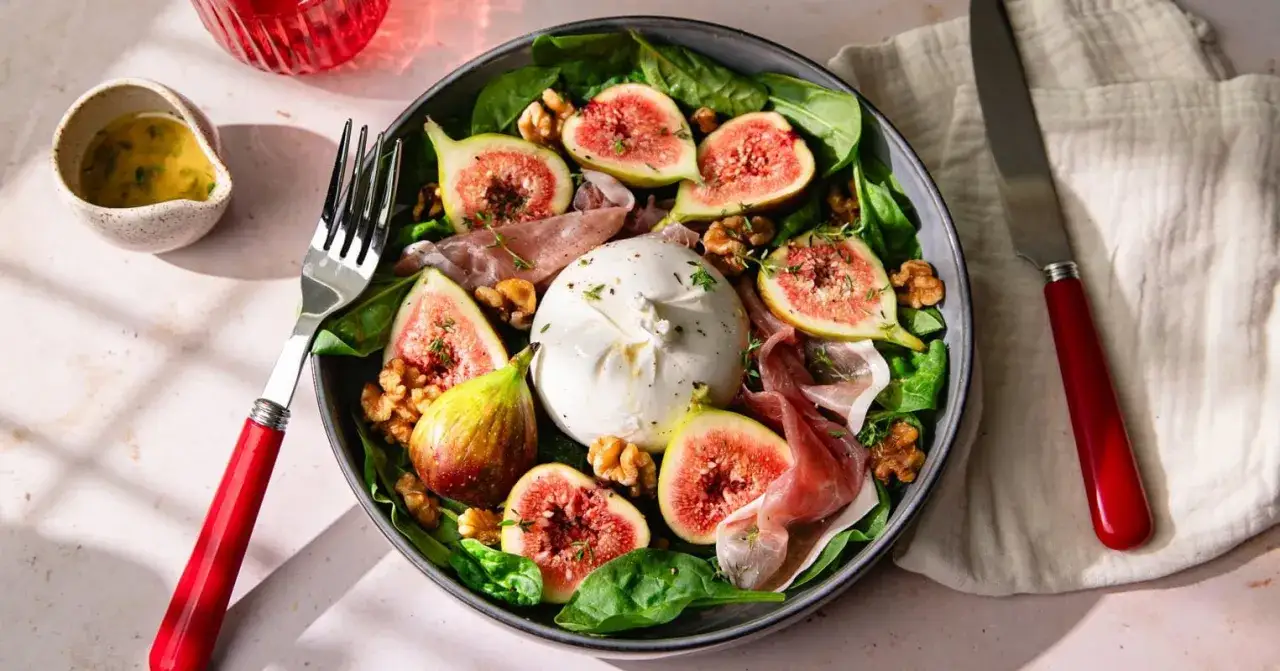 Salade estivale avec burrata, figues fraîches, prosciutto et noix. Une idée parmi 15 recettes étonnantes à la figue fraîche.