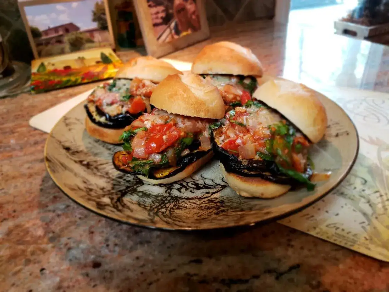 Petits pains garnis de tranches d'aubergine grill&eacute;e, tomates, &eacute;pinards et fromage. Une d&eacute;licieuse recette italienne inspir&eacute;e du caviar d'aubergine.