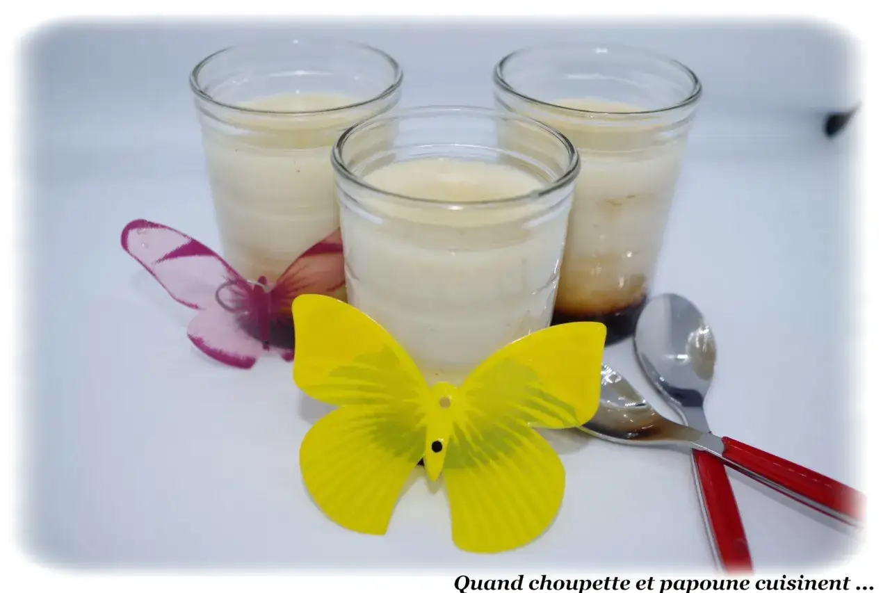 Trois verrines de semoule au lait, d&eacute;cor&eacute;es de papillons color&eacute;s. Un d&eacute;lice cr&eacute;meux pr&ecirc;t &agrave; &ecirc;tre d&eacute;gust&eacute;.