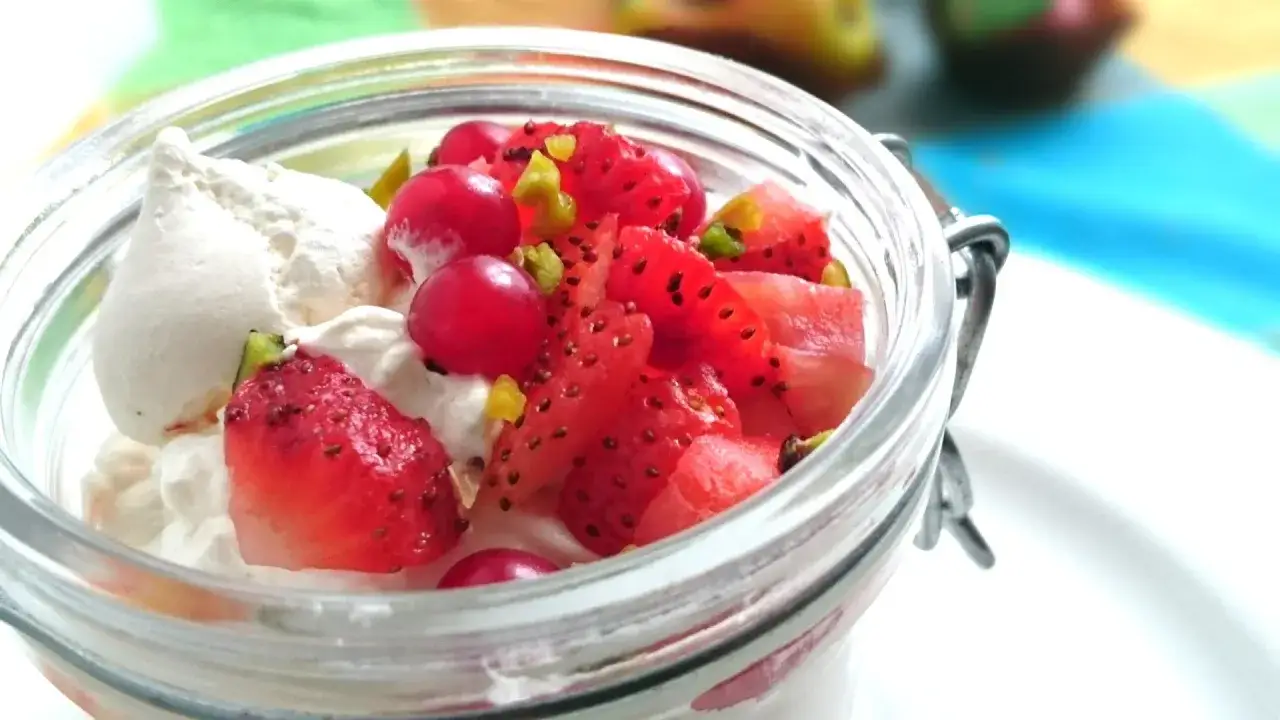 Un délice fruité dans un bocal : fraises, groseilles, pistaches et crème légère. Un dessert healthy parfait pour se régaler.