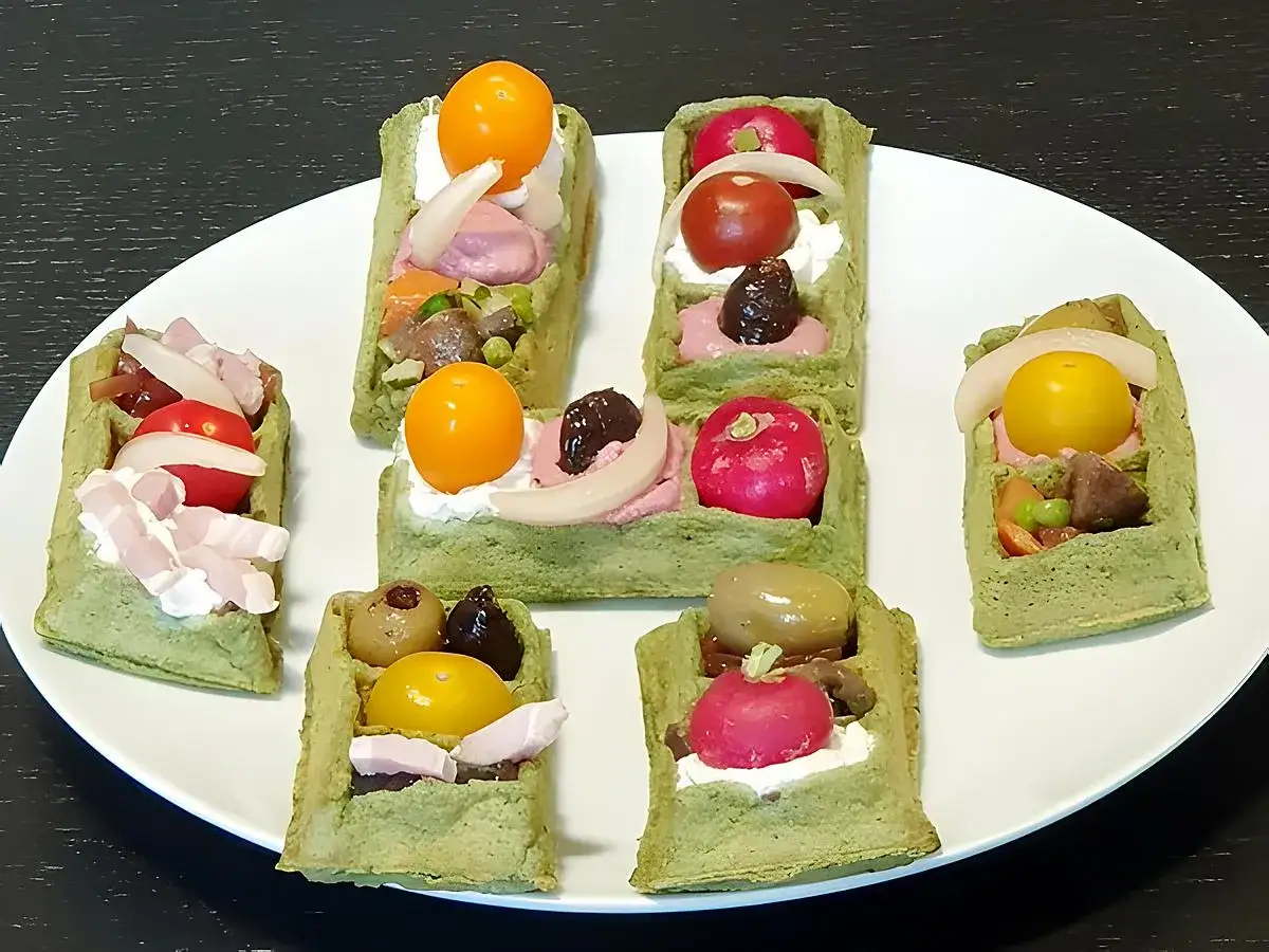 Gaufres sal&eacute;es vertes garnies de tomates, radis, olives, et cr&egrave;me. Un d&eacute;lice visuel et gustatif.