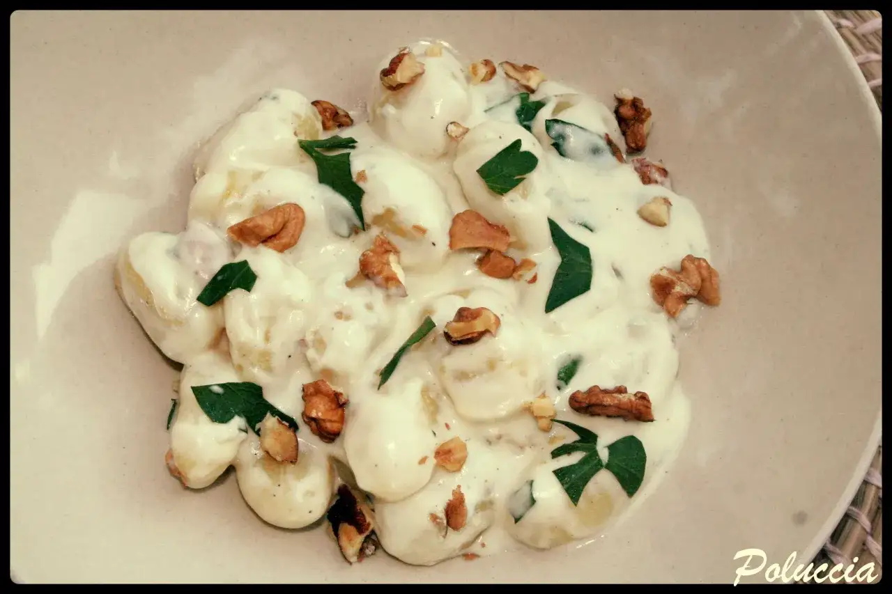 Gnocchi al gorgonzola crémeux, parsemés de noix croquantes et de persil frais. Un délice onctueux.