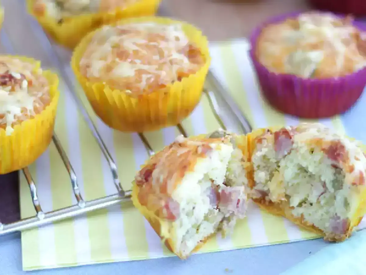 Délicieux muffin salé aux lardons et fromage, un régal pour le petit-déjeuner ou l'apéritif.
