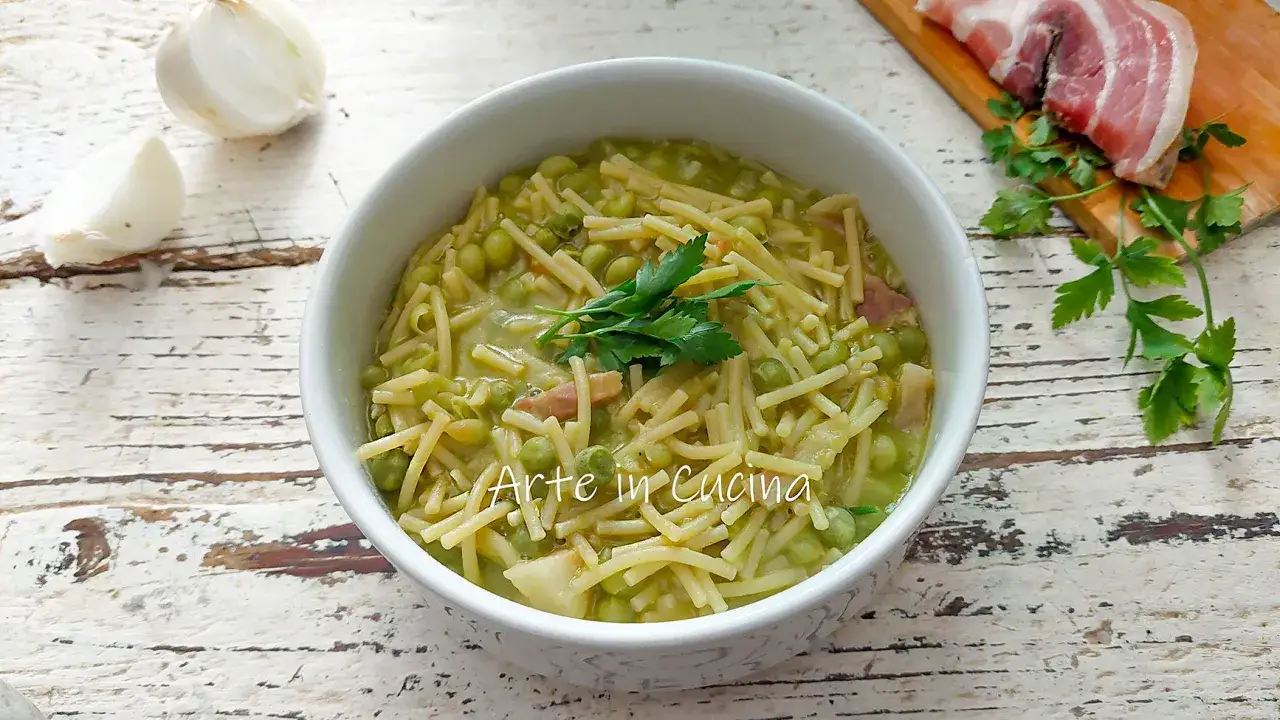 Délicieuse recette italienne de pâtes aux petits pois, garnie de persil frais. Un plat réconfortant et savoureux.