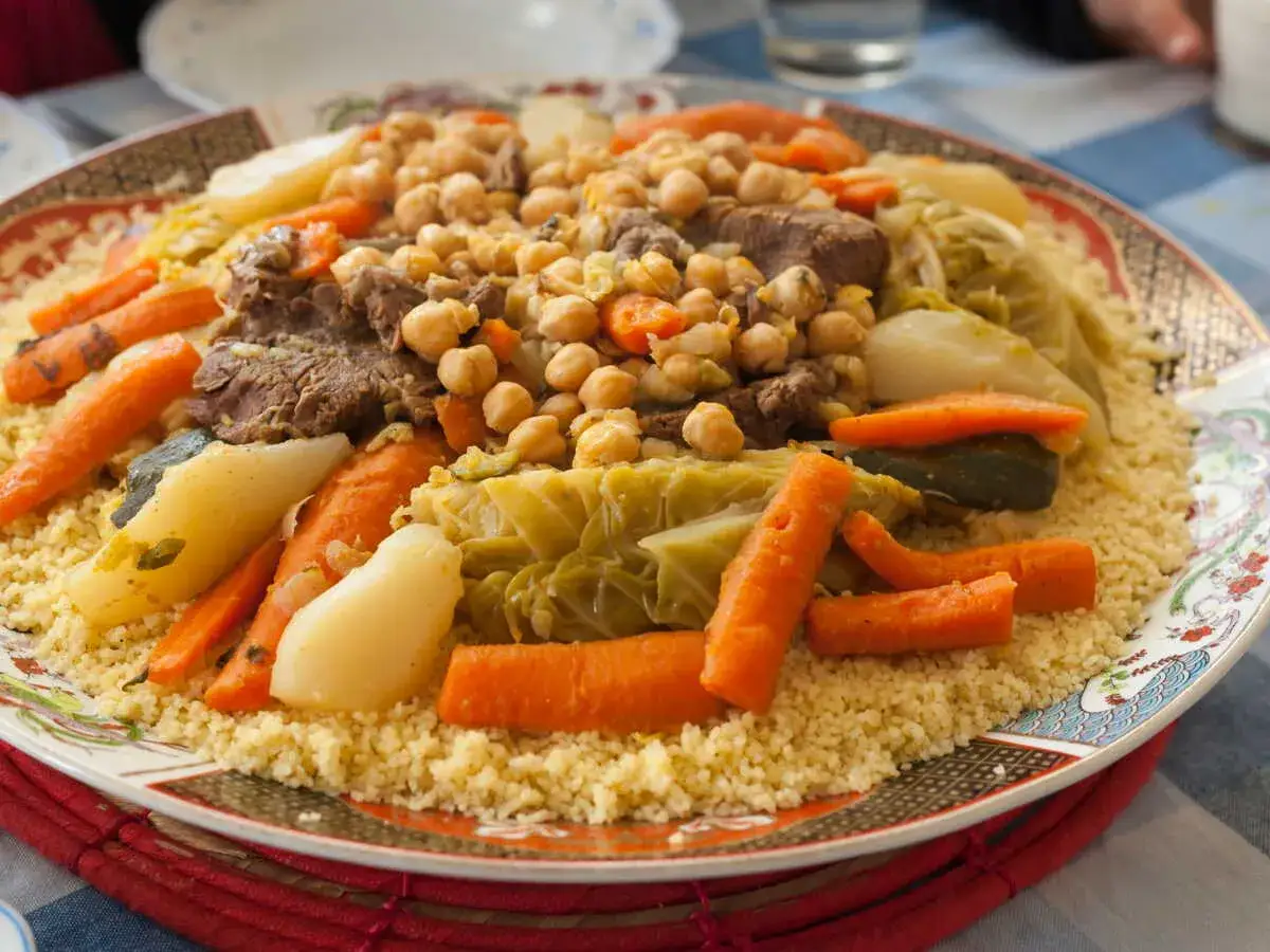 Un g&eacute;n&eacute;reux couscous alg&eacute;rien, garni de tendres morceaux de viande, pois chiches, carottes, pommes de terre et chou. Un plat r&eacute;confortant et savoureux.