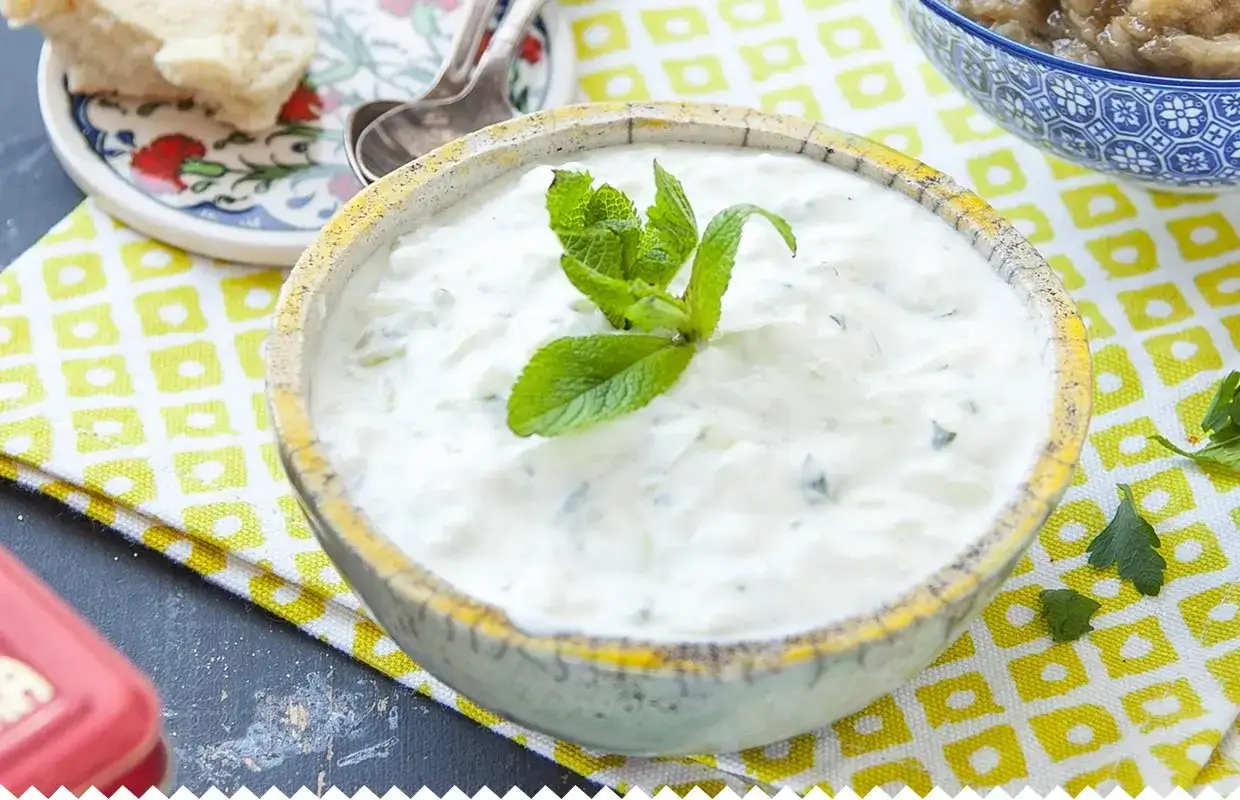Un bol de tzatziki cr&eacute;meux, garni de menthe fra&icirc;che, pr&ecirc;t &agrave; &ecirc;tre d&eacute;gust&eacute; avec du pain. Une recette facile pour un ap&eacute;ritif frais.