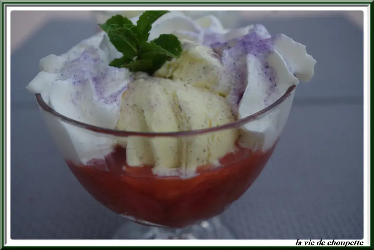 Un délice de compote de rhubarbe, surmonté de glace à la vanille, de crème fouettée et d'une touche de menthe.
