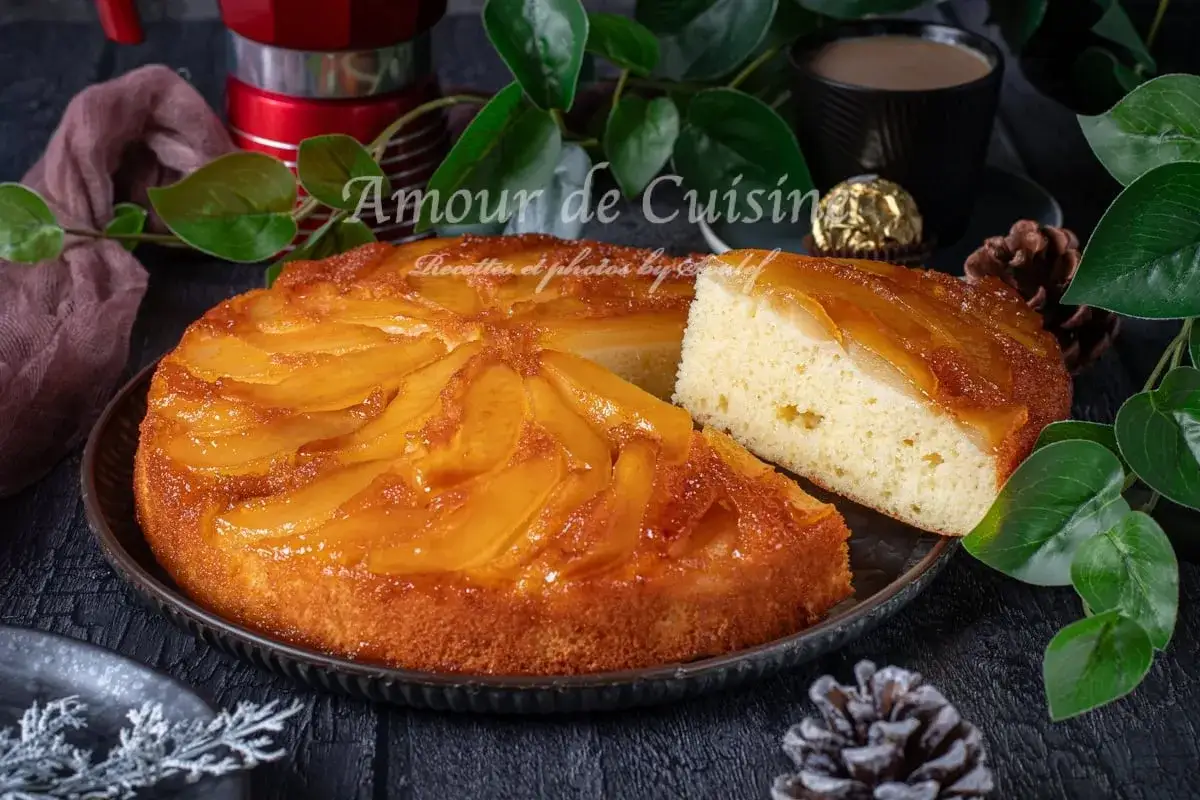 Gâteau renversé aux poires caramélisées, une recette moelleux aux poires rapide et gourmande. Parfait pour un dessert improvisé.